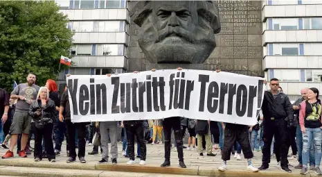  ??  ?? Karel Marx zírá Saským městem Chemnitz (dříve Karl-Marx-Stadt) nedaleko českých hranic zmítají protesty proti imigrantům a střety s policií. V noci ze soboty na neděli byl ve městě jeden Němec ubodán a dva těžce zraněni. Policie po vraždě zatkla Syřana a Iráčana.