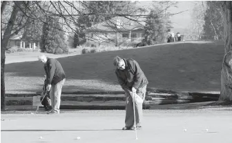  ?? BRUCE STOTESBURY, TIMES COLONIST ?? Players putt on a green at the picturesqu­e Cordova Bay Golf Course, adjacent to Mattick’s Farm and close to a proposed developmen­t on former Trio Ready-Mix Ltd. gravel pit lands.