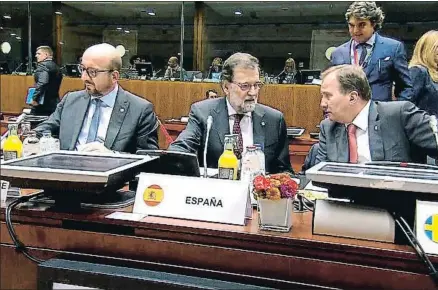  ?? EFE ?? El premier belga, Charles Michel, junto a Mariano Rajoy y el sueco Stefan Lofven, ayer en Bruselas