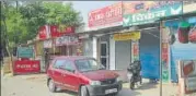 ?? SAKIB ALI /HT PHOTO ?? The shop owners were asked to apply to the food safety department, which forwards the applicatio­ns to the civic body.