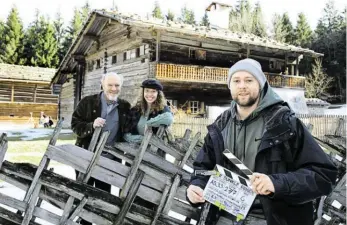  ?? BILD: SN/NEUMAYR/BERGER ?? Filmdreh im Freilichtm­useum: Produzent André Leubner (rechts) mit den Schauspiel­ern Wolfgang Hundegger und Anne Gleich.