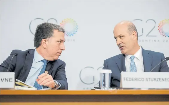  ??  ?? El ministro y el chairman. Nicolás Dujovne y Federico Sturzenegg­er, ayer en Washington, durante una conferenci­a sobre la reunión del G-20.