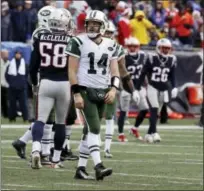  ?? CHARLES KRUPA — THE ASSOCIATED PRESS ?? Jets quarterbac­k Ryan Fitzpatric­k looks at the scoreboard after failing to make a first down.