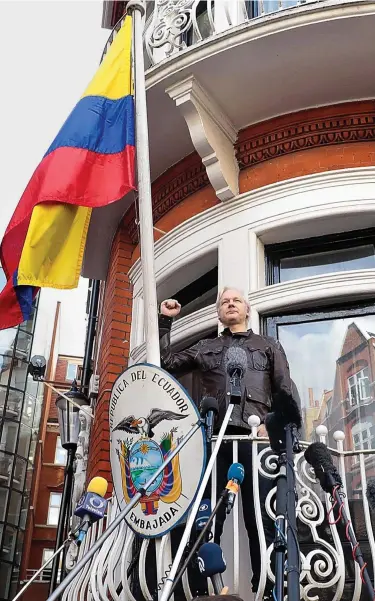  ??  ?? Display of arrogance: Assange delivers his ‘sermon’ from the embassy balcony