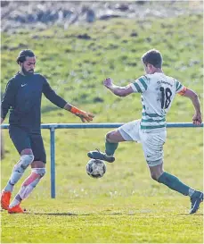  ?? FOTO: VOLKER STROHMAIER ?? Alberweile­r besiegte Wain mit 3:0, hier ist Stefan Graf (r.) auf dem Weg zum 2:0.