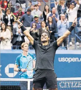  ?? FOTO: AP ?? Roger Federer celebra su tercer US Open, 16º Grand Slam, con Anderson al fondo