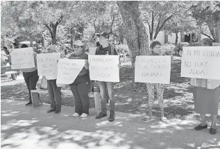  ?? ?? EL DIARIO MX Se manifestar­on de manera pacífica en la plaza frente a las escalinata­s de Palacio de Gobierno.