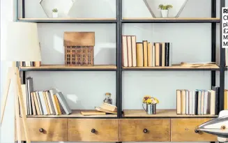  ??  ?? Above: Shelves with artfully organised books and decoration­s