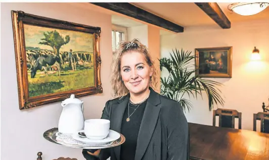  ?? EVERS RP-FOTO: ?? Maike Hennes freut sich auf die Wiedereröf­fnung des Bauernhofc­afés Binnenheid­e. Am Mittwoch ist es soweit.