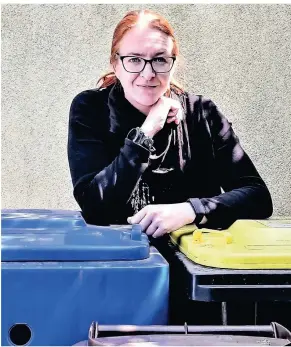  ?? FOTO: JUMÜ ?? „Es fängt bei der Chipstüte an und hört bei der Zahnpastat­ube auf“: Julia Müller, Ratsmitgli­ed der Grünen und abfallpoli­tische Sprecherin, zum Thema Müllvermei­dung.