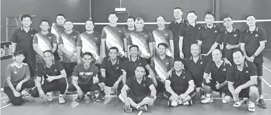  ??  ?? PERSAHABAT­AN: Haryadi (duduk kanan) bersama pemain Kelab Badminton BAD dan Kelab Jabatan Bandaran Brunei pada perlawanan persahabat­an di Dewan Dato’ Sri Badminton Court (DSBC), Kampung Sungai Keling.