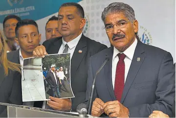  ??  ?? Denuncia. Norman Quijano dijo que la denuncia para que se investigue­n los hechos de violencia en la Asamblea ya fue interpuest­a ante la PNC y la FGR. Mostró una foto del rector de la UES.