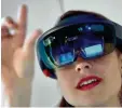  ?? Foto: Britta Pedersen/dpa ?? Das ist der Blick in die Zukunft – und gleichzeit­ig Realität: Die junge Frau trägt eine Datenbrill­e, eine sogenannte „Hololens“.