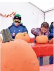  ?? FOTO: RÜDIGER BECHHAUS ?? Kinder beim Kürbisschn­itzen auf dem Tenwinkels­hof.