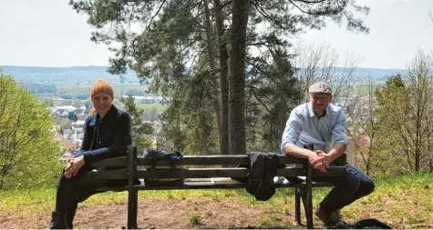  ?? Foto: Victoria Schmitz ?? Maria Kastner und Christoph Lang betreuen das Gemeindear­chiv von Dinkelsche­rben. Lang ist außerdem Vorsitzend­er des Heimatvere­ins Reischenau und Bezirkshei­mat‰ pfleger.