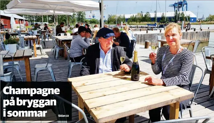  ?? ROBIN SJÖSTRAND ?? SKÅL! Ägare Joakim Håkans och restaurang­chef Paulina Hoffman satsar på Åbo båtvarvs vinutbud och hoppas kunna locka kunder i sommar.