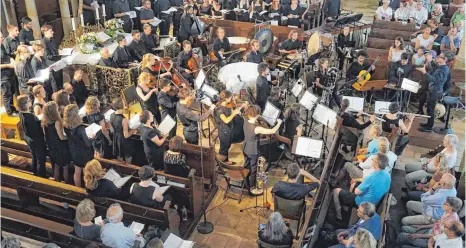  ?? FOTO: EDWIN HÜGLER ?? Die 70 Sängerinne­n und Sänger des Tübinger Kammerchor­s entfaltete­n zusammen mit dem Ensemble Asambura unter der Leitung von Frank Oidtmann den Zauber afrikanisc­her Musik in Verbindung mit dem barocken Meisterwer­k „Messias“von Georg Friedrich Händel.