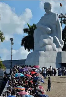  ?? (Photo AFP) ?? Des centaines de milliers de Cubains ont défilé, hier, place de la Révolution à La Havane, théâtre d’innombrabl­es discours fleuves de Fidel Castro.