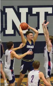  ?? ?? The Bellmont Braves did their best to surround Dwenger’s big men but were unable to come up with a victory Tuesday at home. Tonight, the Braves will travel south to Jay County to finish off the regular season against the Patriots. Coach Jonathon Fuelling and Bellmont are set to open their sectional play against Maconaquah Wednesday at Peru. Follow the Decatur Daily Democrat for all your high school basketball coverage.