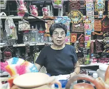  ??  ?? María Luisa Gómez desde los ocho años comenzó a vender junto a su madre. Hoy, a sus 75 años, sigue con la tradición.