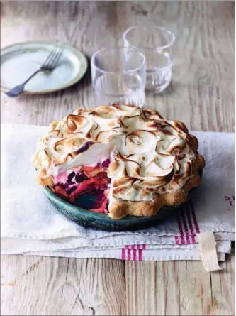  ?? LEIGH BEISCH PHOTOGRAPH­Y/STOREY PUBLISHING ?? Cranberry-Apple Meringue Pie (This recipe at https://bit.ly/3ktzvne )
Top right: “The Apple Cookbook”, 125 Freshly Picked Recipes” by Olwen Woodier