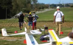  ??  ?? Dominique Louis après le crash de son Ventus 2… Il aura à coeur de nous présenter d’autres maquettes !