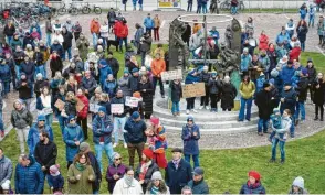  ?? ?? Mehrere Hundert Türkheimer Bürgerinne­n und Bürger waren dem Aufruf zur Kundgebung gefolgt.