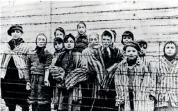 ??  ?? Des enfants dans le camp d’Auschwitz, tout juste libéré, en janvier 1945.