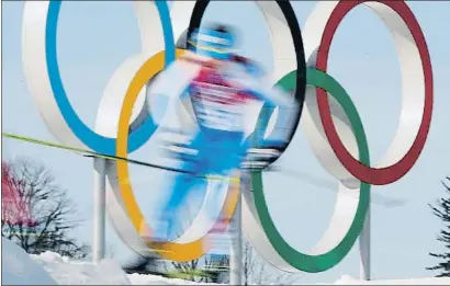  ?? DMITRY LOVETSKY / AP ?? Un esquiador disputa els 50 km cross country durant els Jocs d’hivern de Sotxi, el 2014
