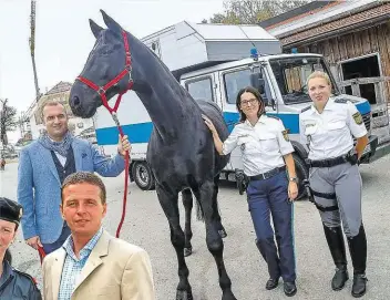  ??  ?? Gut Aiderbichl nahm Münchens Polizeipfe­rd „Fidelio“auf.