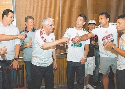  ?? FOTOS BRUNO HADAD / DIVULGAÇÃO ?? Celso Barros brinda com Thiago Neves e Fred durante comemoraçã­o em churrascar­ia na Zona Oeste