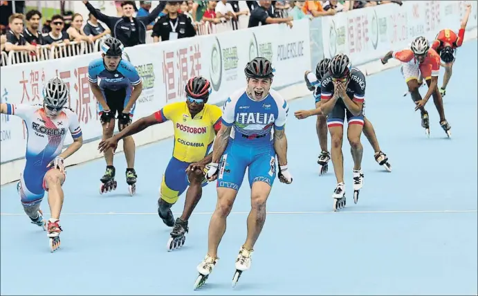  ?? LUIS VELASCO / FUNDACIÓ ROLLER SPORTS ?? Sprint en la línea de meta de una de las competicio­nes de patinaje de velocidad en pista en los Roller Games de Nankín, en el 2017