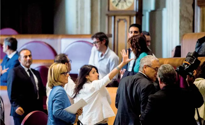  ?? (foto Jpeg) ?? In Aula La sindaca di Roma Virginia Raggi saluta i sostenitor­i nel corso della seduta dell’assemblea capitolina in cui è stata approvata la mozione sulla rinuncia alla candidatur­a di Roma per l’Olimpiade del 2024