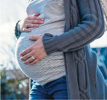  ?? Symbolfoto: Christin Klose, dpa ?? Manche Frauen leiden während der Schwangers­chaft unter extremer und anhaltende­r Übelkeit. Die Beschwerde­n sollte man ernst nehmen und sich Hilfe holen.