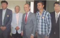  ?? HELDER SALOMÃO ?? YOHEI SASAKAWA (2DO I), PRESIDENTE DE LA FUNDACIÓN NIPONA, ACOMPAÑADO POR DOS MIEMBROS DE SU DELEGACIÓN, DURANTE EL ENCUENTRO CON EL DIPUTADO