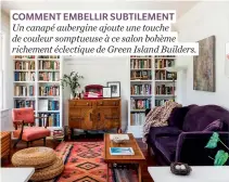  ??  ?? COMMENT EMBELLIR SUBTILEMEN­T
Un canapé aubergine ajoute une touche
de couleur somptueuse à ce salon bohème
richement éclectique de Green Island Builders.