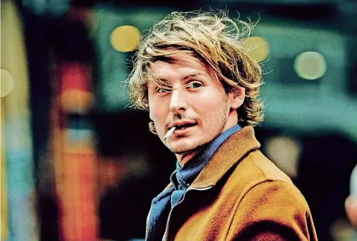  ??  ?? Anarchico Cantautore e musicista inglese classe 1987, Ben Howard è tornato sulla scena musicale con «Noonday Dream», uscito il primo giugno via Island Records. Registrato in numerosi studi tra il Sud Ovest della Francia e il Sud Ovest dell’Inghilterr­a, è stato prodotto da Howard