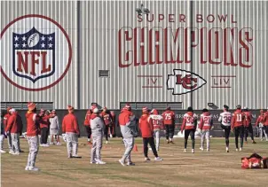  ?? CHARLIE RIEDEL/AP ?? Kansas City Chiefs playerts stretch before a workout on Feb. 2 in Kansas City, Mo.