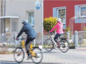  ?? FOTO: DPA ?? Die erhöhten Geschwindi­gkeiten bei Pedelecs und E-Bikes stellen nicht nur Senioren vor eine größere Herausford­erung.