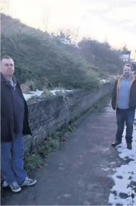  ??  ?? Worried Councillor­s Ian Massie and John Rebbeck have concerns over the safety of a wall at Pullar Terrace