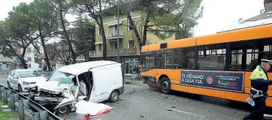  ??  ?? Schianto terribile Il furgone della vittima dopo l’impatto con l’autobus, A destra, Dumitru Antohi sullo snowboard