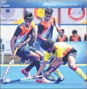  ??  ?? Action during the Maharashtr­a and Karnataka match during the National Junior hockey on Thursday