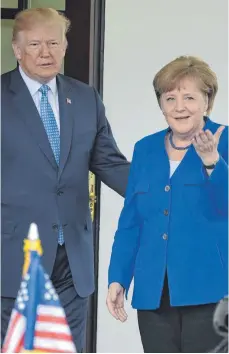  ?? FOTO: DPA ?? Bundeskanz­lerin Angela Merkel und US-Präsident Donald Trump am Freitag vor dem Weißen Haus in Washington.