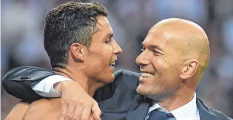  ?? FOTO: AFP ?? Der Matchwinne­r und sein Trainer: Real Madrids Stürmer Cristiano Ronaldo (links) wird von Zinédine Zidane geherzt.