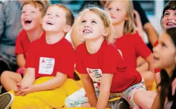  ?? FOTOS (2): ANNE ORTHEN ?? Staunen und lachen – das gibt’s, wenn eine Clownin auch Zaubertric­ks auf Lager hat. Das erlebten mehr als 100 Teilnehmer der Aktion Evonik Kinderuni, die zum Abschlussf­est für die Hauptgewin­ner nach Essen kamen.