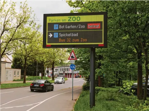  ?? Bernd Hohlen (Archivbild) Foto: ?? Das Parkleitsy­stem (hier die Tafel zum Zoo) lenkt Autofahrer mit Informatio­nen zu vorhandene­n Parkplätze­n, künftig könnten weitere Daten dazukommen.