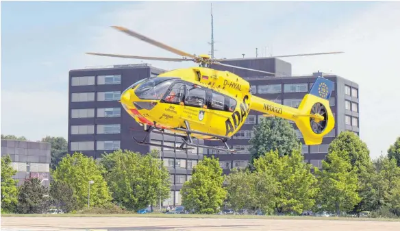  ?? FOTO: THOMAS HECKMANN ?? Rettungshu­bschrauber Christoph 22 beim Start vor dem Bundeswehr­krankenhau­s Ulm.