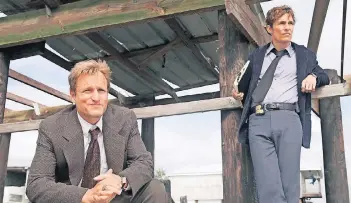  ?? FOTO: HBO ?? Zwei „True Detectives“: Marty Hart (Woody Harrelson, l.) und Rust Cohle (Matthew McConaughe­y).