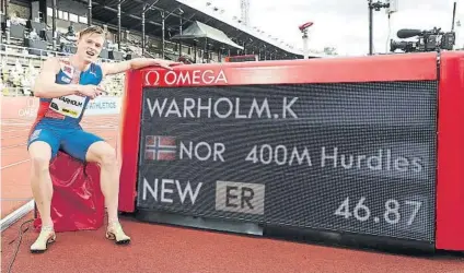  ?? FOTO: EFE ?? Warholm ante el panel del nuevo record europeo en 400 vallas que si no llega a ser por un tropezón hubiera sido mundial