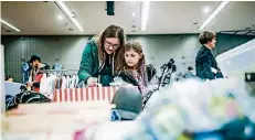  ?? RP-FOTO: ANDREAS BRETZ ?? Natalie Sachs und ihre Tochter Carlotta stöberten bei der Kleiderbör­se nach Kindersach­en.